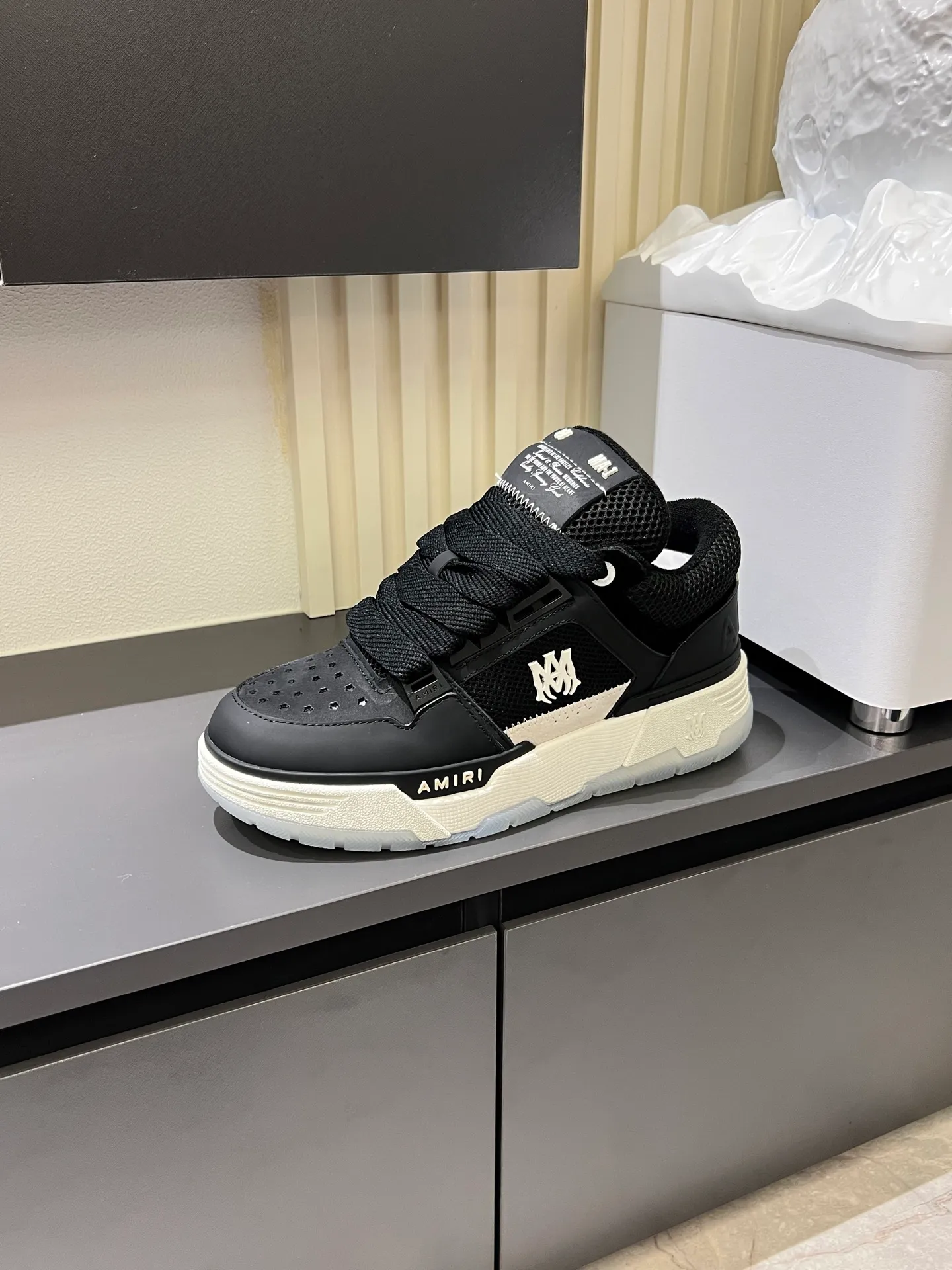 Men's shoes 💰p680 [AMIRI] 2025 spring and summer series new sneakers, new 🆕 bread shoes, bread shoes have a very special big tongue design, thickened outsole, rounded toe, oversized rubber sole and perforated star details, whoever wears them will look better! The appearance is responsible, the feet are retro and handsome! Size: 38-45